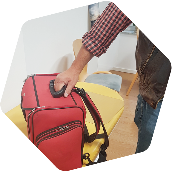 Dr. Trott greift nach dem Notfallrucksack